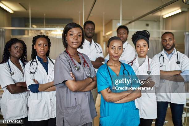 portret van vertrouwen jong afrikaans medisch team bij het ziekenhuis - africa unite stockfoto's en -beelden