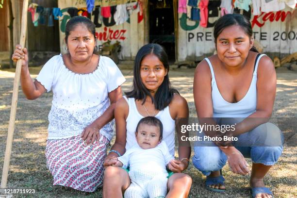 una familia de mujeres en un pueblo en el lago miguel aleman en el norteño estado de oaxaca en méxico. - pueblo de indígenas de américa del norte fotografías e imágenes de stock