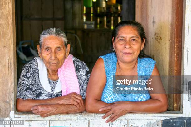 una madre e sua figlia nel villaggio di soyaltepec island sul lago miguel aleman a oaxaca nel sud del messico - pueblo villaggio indigeno foto e immagini stock