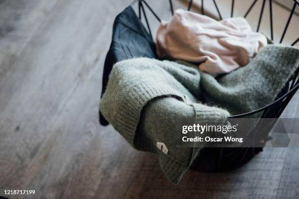 clothes in the laundry basket - cesta de roupa suja - fotografias e filmes do acervo