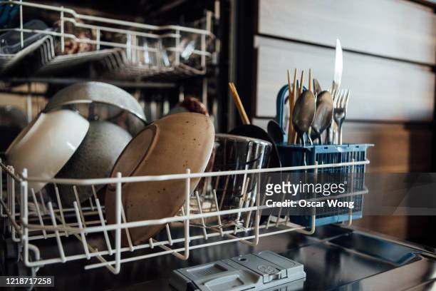 bowls and utensils in the dishwasher - máquina de lavar louça imagens e fotografias de stock