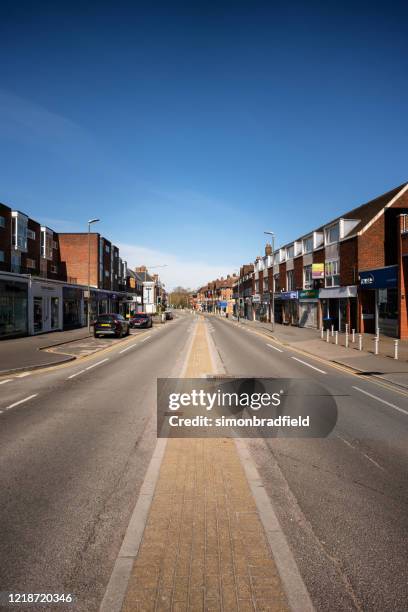 beaconsfield high street durante 2020 coronavirus lockdown - calle vacía fotografías e imágenes de stock