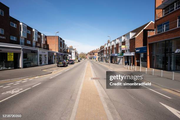beaconsfield high street durante 2020 coronavirus lockdown - calle vacía fotografías e imágenes de stock