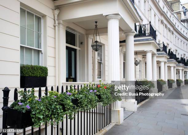 luxury residential properties along grosvenor crescent in london's belgravia district, one of the uk's most expensive residential streets. london, england - townhouse 個照片及圖片檔