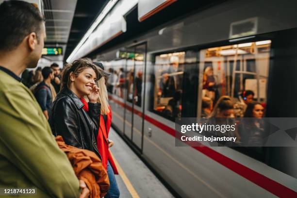 vrienden op treinstation - man woman train station stockfoto's en -beelden