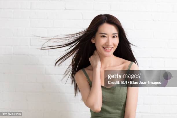beautiful young chinese woman - face wind photos et images de collection