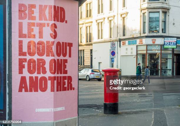 cartel que promueve la bondad durante la pandemia de coronavirus - kind fotografías e imágenes de stock