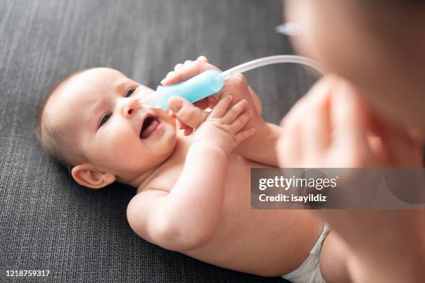 bebé recién nacido y gotas nasales - tubo de succión fotografías e imágenes de stock