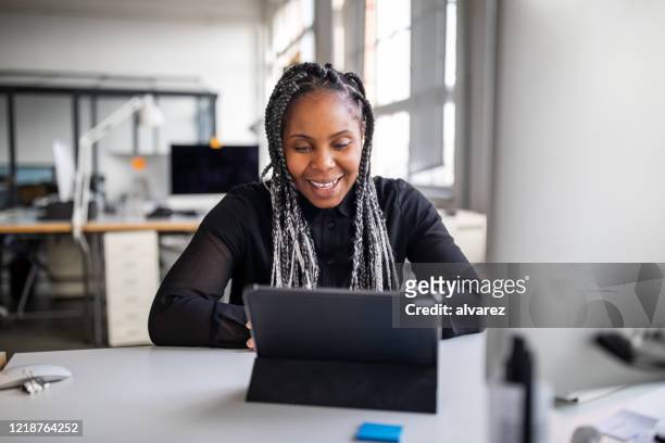 onderneemster die een videovraag met digitale tablet maakt - african american businesswoman isolated stockfoto's en -beelden