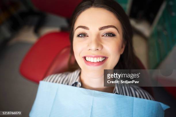 glanzende glimlach - dentists chair stockfoto's en -beelden