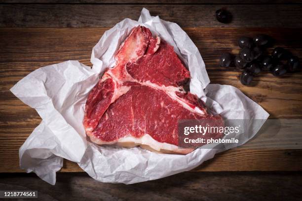 steak t-bone - viande rouge photos et images de collection