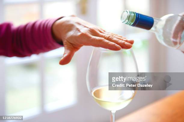 just say no, alcohol problems, refusing glass refill - nee zeggen stockfoto's en -beelden
