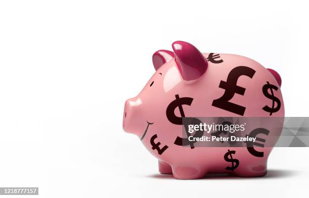 piggy bank with currency symbols - money talks refrán en inglés fotografías e imágenes de stock