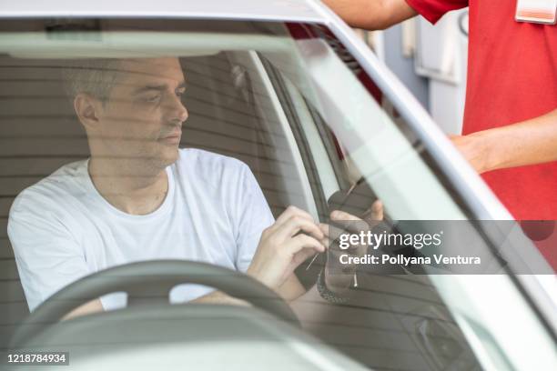 kreditkartenkauf - petrol paying stock-fotos und bilder