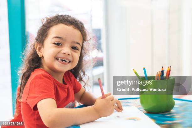 kleines mädchen zeichnung mit bunten bleistiften - pre school class stock-fotos und bilder