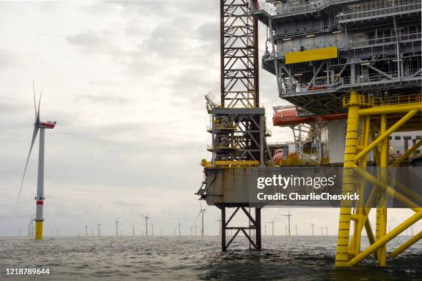vista em parque eólico offshore com turbinas eólicas de 8mw e plataforma offshore no mar do norte alemão com nuvens dramáticas - german north sea region - fotografias e filmes do acervo