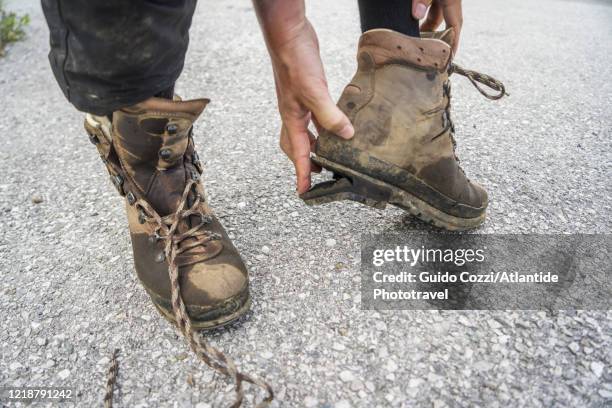 mountain boots destroyed after 5 days hiking - broken heel stock-fotos und bilder