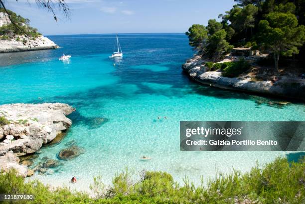 cala mitjaneta, menorca - menorca fotografías e imágenes de stock