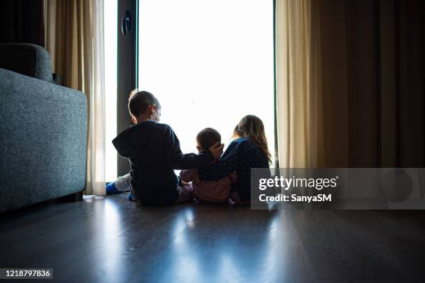 het kijken door het venster - brother toddler sister stockfoto's en -beelden