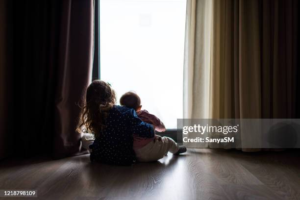 mirando a través de la ventana - familia con dos hijos fotografías e imágenes de stock