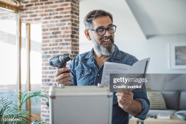 het uitpakken van gereedschapslevering in pandemische situatie - instruction manual stockfoto's en -beelden