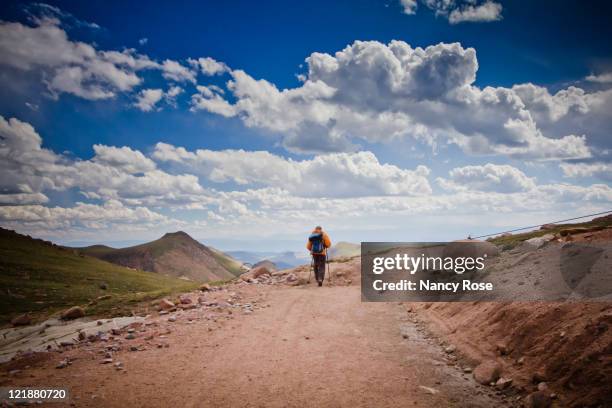 hiker... - pikes peak national forest 個照片及圖片檔