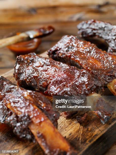 slow roasted beef ribs met bbq saus - beef ribs stockfoto's en -beelden