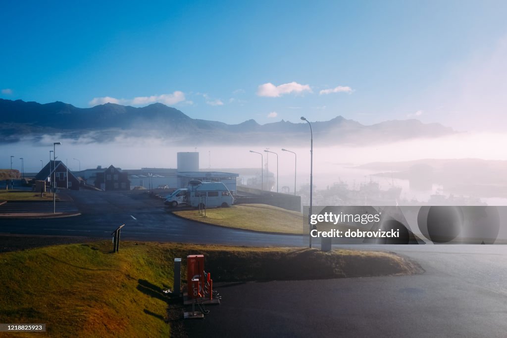 Barcos de pesca en un muelle en la niebla azul en una mañana soleada temprano en el verano