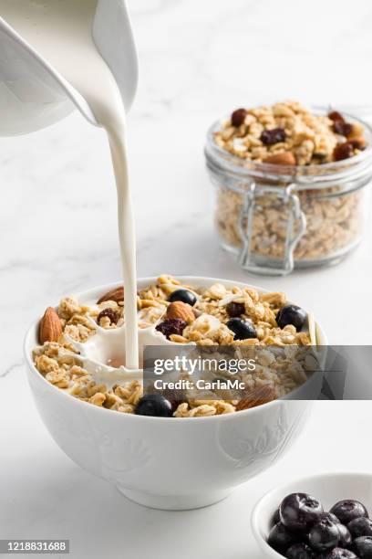 frukost müsli splash - milk pour white background bildbanksfoton och bilder