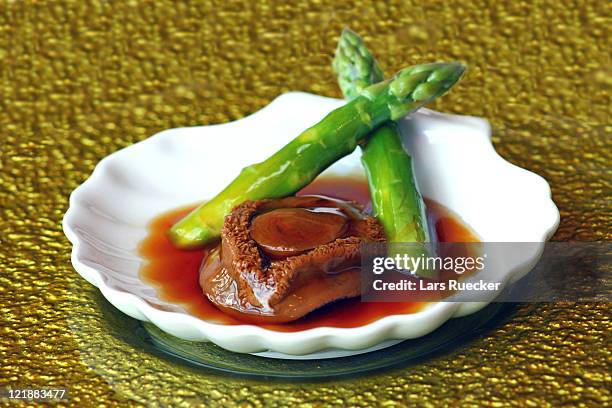 abalone with green vegetable in brown sauce - brown sauce foto e immagini stock
