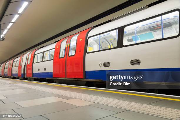 empty london subway, covid-19 effect, united kingdom - metro de londres imagens e fotografias de stock