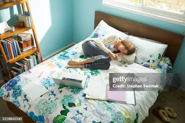 homework in bed - taking a break - huntington-beach-californië stockfoto's en -beelden