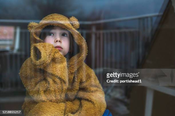 droevig kind in isolatie thuis - kindertijd stockfoto's en -beelden