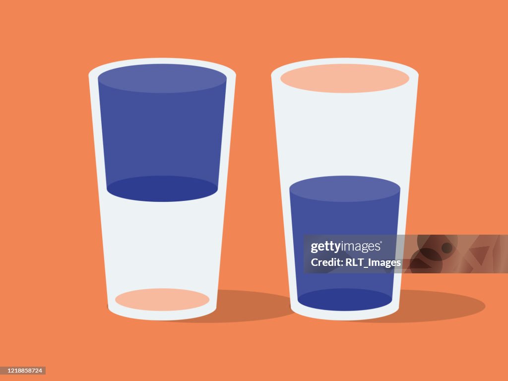 Ilustración de dos vasos de bebida, vidrio medio lleno o vidrio medio vacío