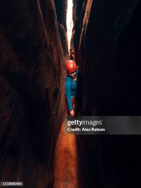 young women walks up a narrow slot canyon - étroit photos et images de collection