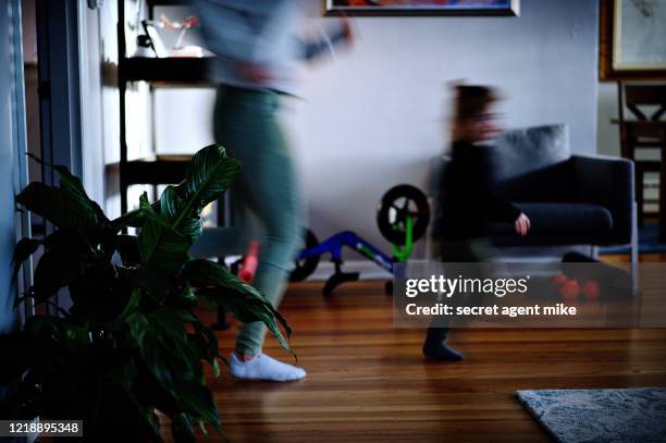 Chasing Toddler Riley Mom Chasing Toddler Photos et images de collection - Getty Images