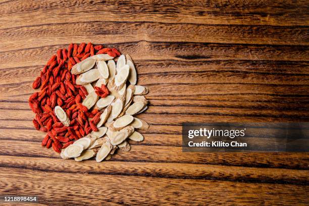 yin yang symbol made out of traditional chinese medicine - astragalus bildbanksfoton och bilder