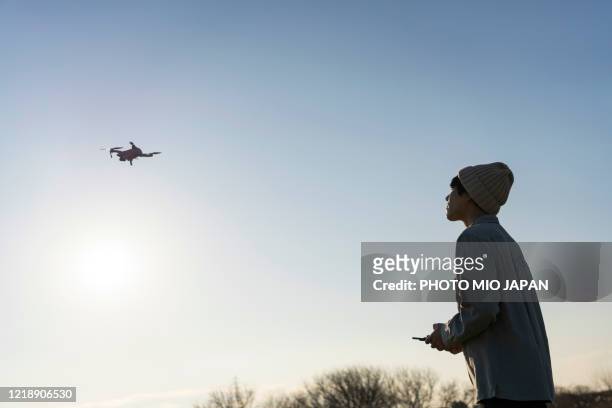 fly a drone - ripresa di drone foto e immagini stock