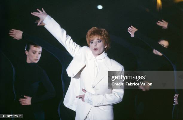 La chanteuse Mylène Farmer, invitée de l'émission de télévision "Sacrée Soirée" présentée par Jean-Pierre Foucault, avec ses danseuses.