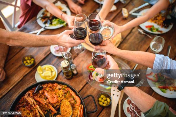 tostado con vino tinto y agua antes del comienzo de la comida del mediodía - spanish culture fotografías e imágenes de stock
