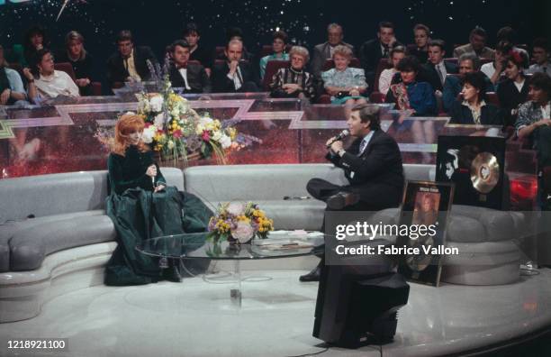 La chanteuse Mylène Farmer invitée de l'émission de télévision "Sacrée Soirée" présentée par Jean-Pierre Foucault.