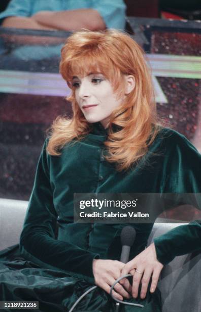 La chanteuse Mylène Farmer invitée de l'émission de télévision "Sacrée Soirée" présentée par Jean-Pierre Foucault.