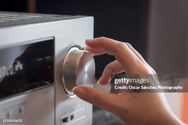 hand manipulating an electronic music amplifier - hi fi foto e immagini stock