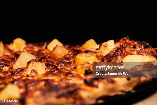 ham and pineapple pizza - hawaiian pizza stock pictures, royalty-free photos & images