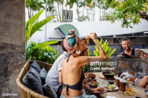 comida para los dedos - expatriado fotografías e imágenes de stock