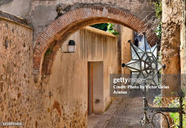 star shaped street lamp in arco de la estrella (arch of the star) in caceres - caceres stock pictures, royalty-free photos & images