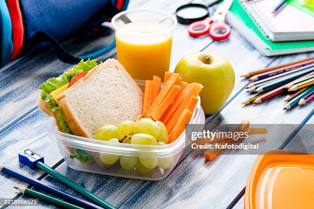 gesunde schul-lunchbox - schoolbag lunchbox lunch stock-fotos und bilder