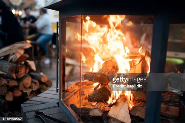 chimenea en la cafetería - winter fire fotografías e imágenes de stock