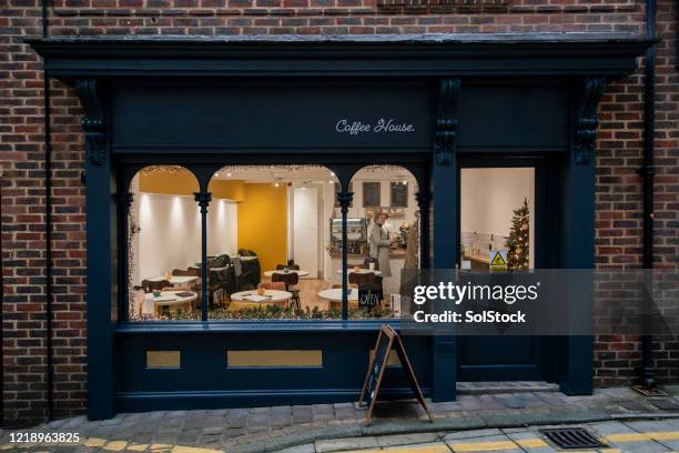 lovely little boutique indépendante de café - restaurant entrance photos et images de collection