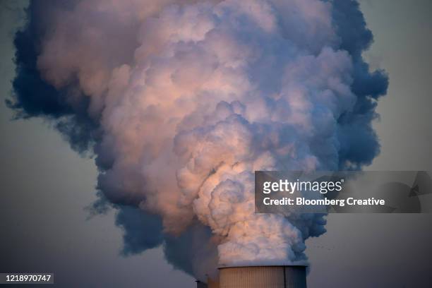 vapour from a lignite power plant - coal wind stockfoto's en -beelden